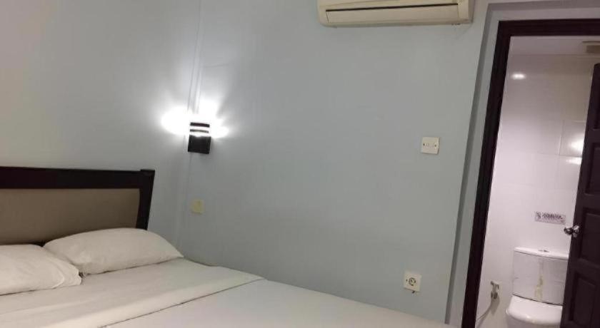 Hotel K77 Dumai Buitenkant foto
